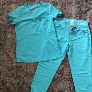 Figs aqua scrub set. XXS katarina top, XS PETITE zamora joggers.
